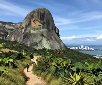 Explore a Pedra do Urubu: Trilha e Mirante Imperdíveis na Guarda do Embaú